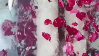 雪的亚洲美女在行动中