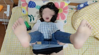 Gia Paiges娇小的身体在这个热门视频中承受着一根大鸡巴