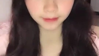 可爱的 女孩 骑 迪克 和 获取 饼 在 紧 猫