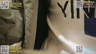 继兄妹在看恐怖电影时在继父面前进行乱伦性行为