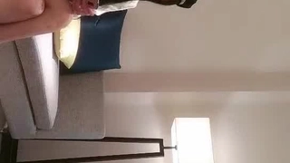 有钱公子哥约大奶妹子回豪宅在健身球上无套打炮