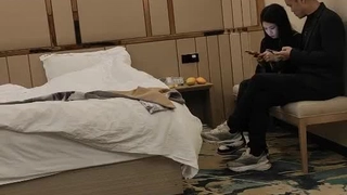 少女沉迷于独自玩耍