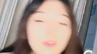 小胸部的大学生与富有的家伙幸运相遇