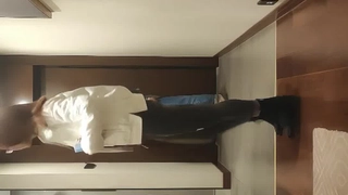 我捕捉到了我未成年室友的照片