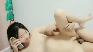大学女孩的乳头在卧室里被吸吮和操