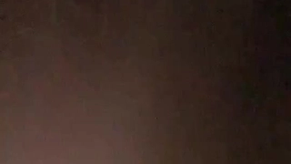沙奈阿索给青少年的阴茎一个抽送和舔舐的经验