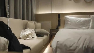 穿着变装的拉丁裔少女在宿舍房间里狂野派对