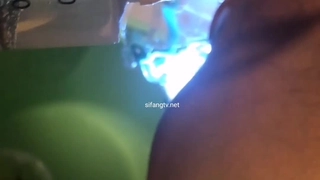 拉丁裔继妹口交并射精在她的脸上