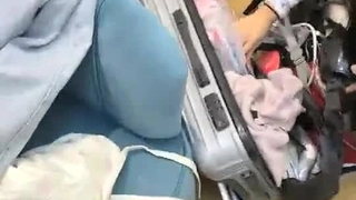 年轻的淫荡女孩在高清中口交